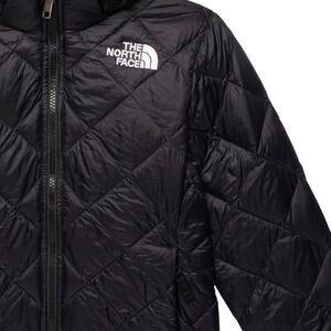 THE NORTH FACE WOMENS jacket. Black .Size M!! Adorable, stylish, yet warm!!!!